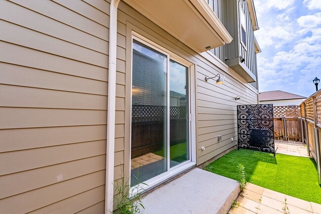 Building Photo - Amazing 3 bedroom, 2 bathroom home in East Austin!
