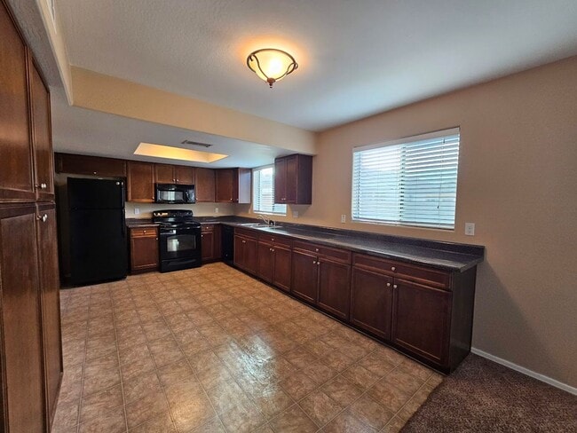 Building Photo - Alma School / Elliot 4 bedroom home