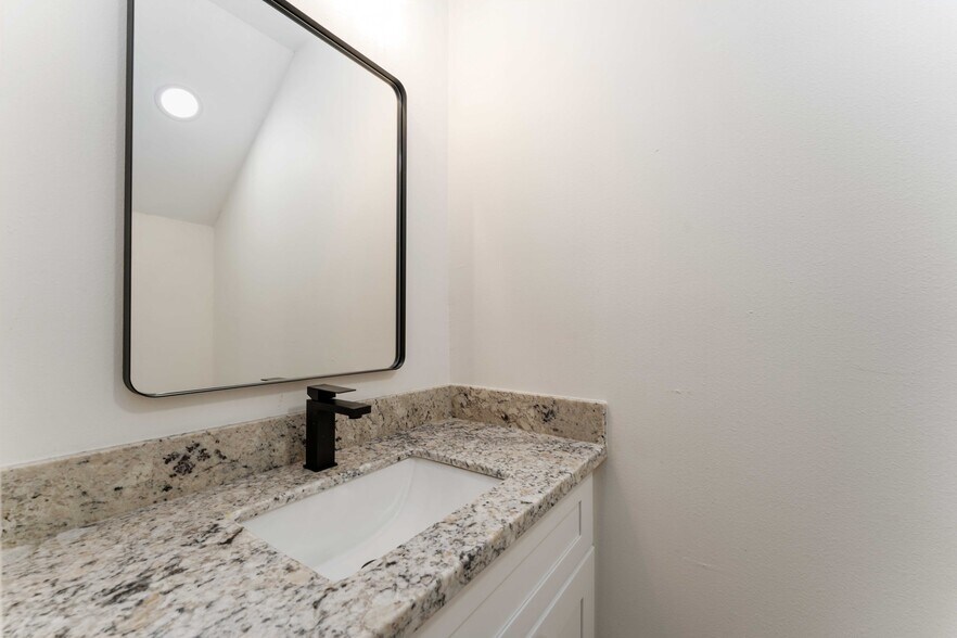 Downstairs .5 bath - 9915 Porto Rico Rd