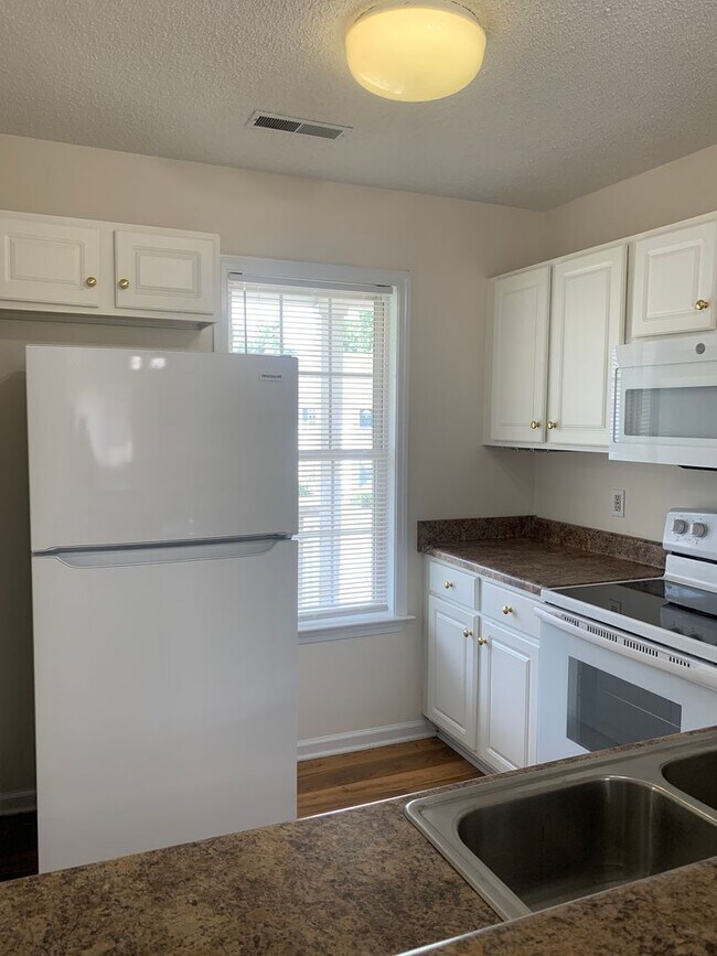 Building Photo - 2 Bedroom, 2 Bath Condo (Holton Place): Wa...