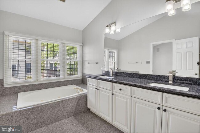 Building Photo - 1169 Regal Oak Dr