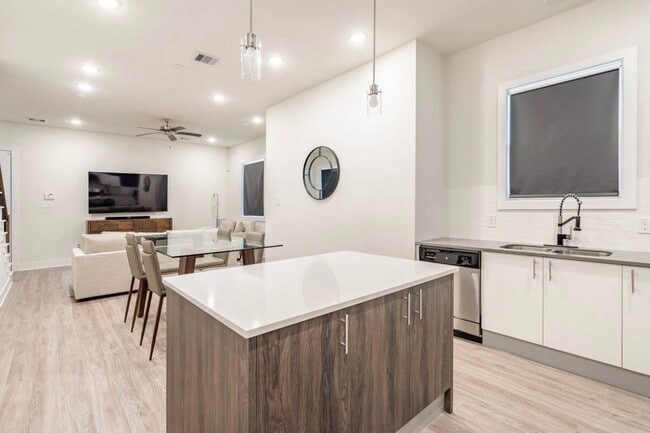 Building Photo - 10211 Las Nubes Ave