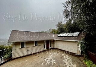 Building Photo - Spacious 3 Bedroom, 2.5 Bath Home in Myers Hill!