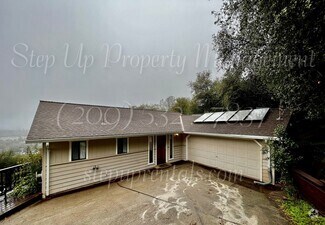 Building Photo - Spacious 3 Bedroom, 2.5 Bath Home in Myers...