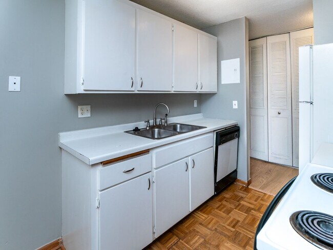 Building Photo - Charming One Bedroom In Roseville