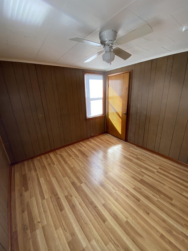 Building Photo - 908 Fallowfield Ave