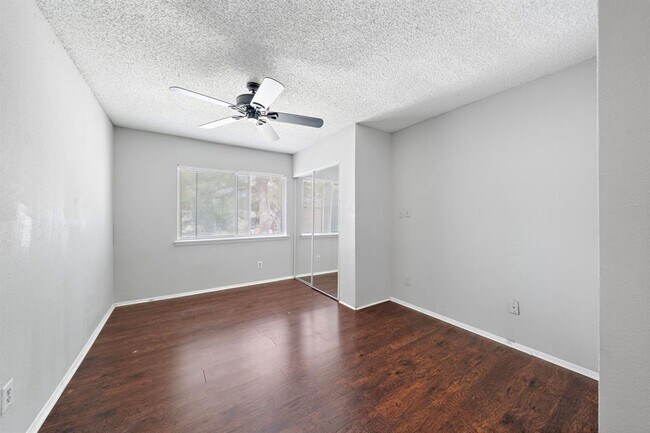 Building Photo - 2383 Crescent Park Dr