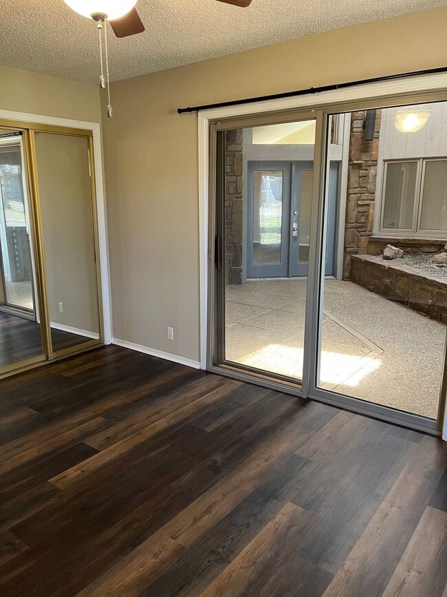 Building Photo - Newly Remodeled Townhome