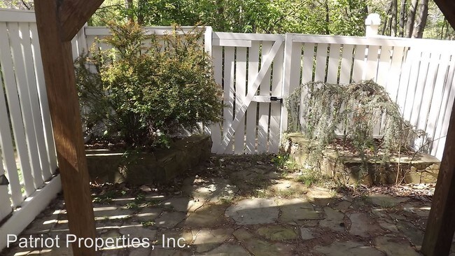 Building Photo - 2 br, 2 bath House - 1570 Woodcrest Dr.