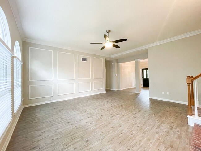 Building Photo - Beautiful 4 Bedroom 2.5 Bathroom Home in L...