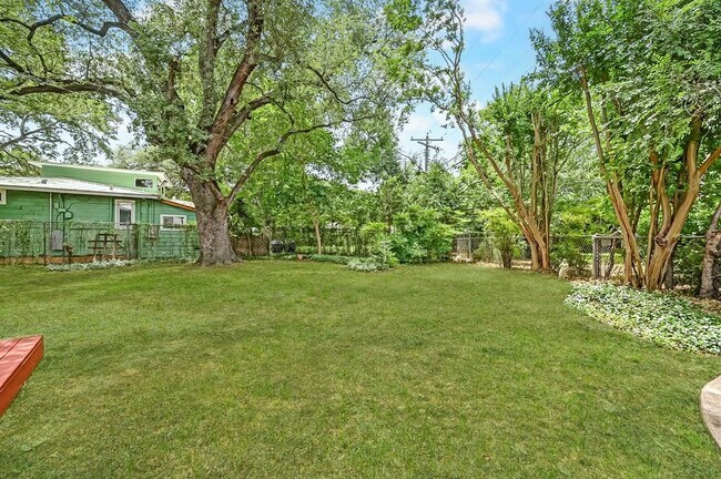 Building Photo - 4928 Strass Dr