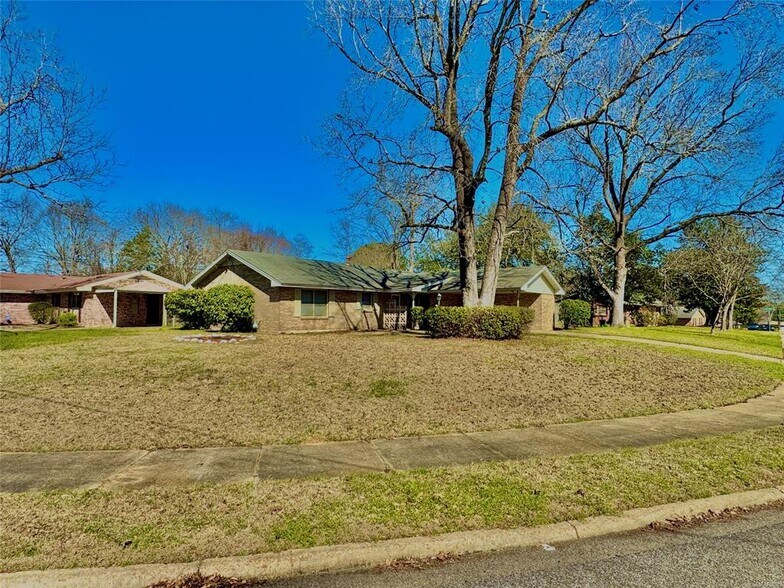 Building Photo - 761 Forestdale Dr