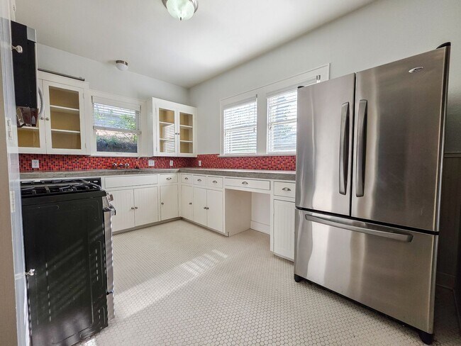 Building Photo - 3901 Red River St