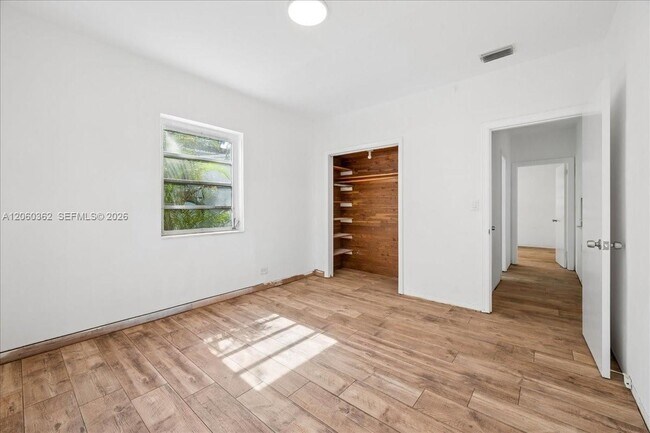 Building Photo - 2750 SW 26th St