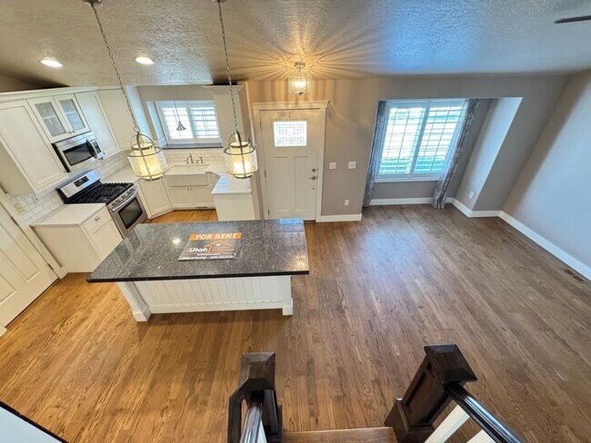Building Photo - 4 bed 2 bath 2 car garage. Dog Friendly