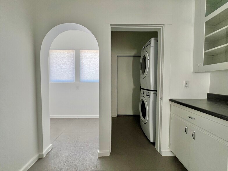 Kitchen Nook + W/D - 1121 N 1st Ave