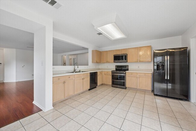 Building Photo - 141 Beech Dr