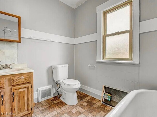 Building Photo - 3635 E 49th St