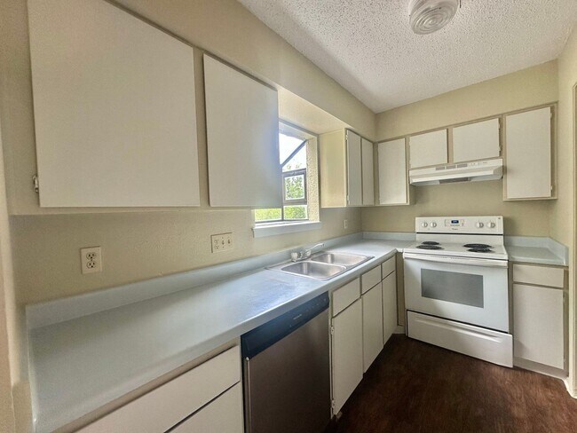 Building Photo - 1910 West Loop