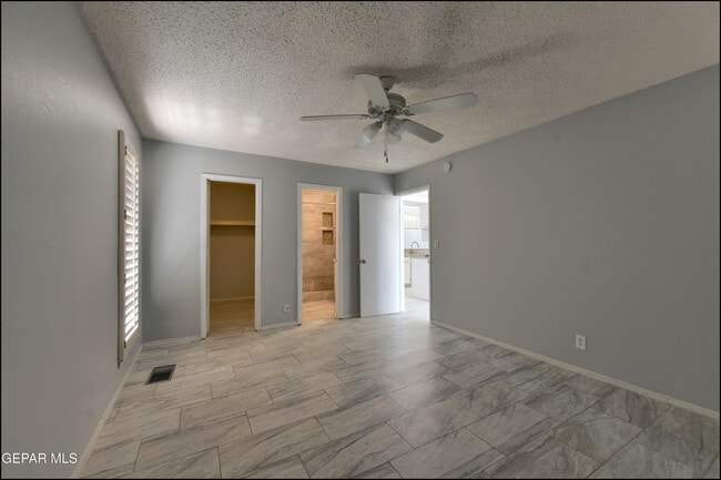 Building Photo - 8400 Parkland Dr