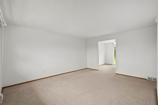 Building Photo - AVAILABLE OCT 1ST!! GORGEOUS 2 BEDROOM IN ...