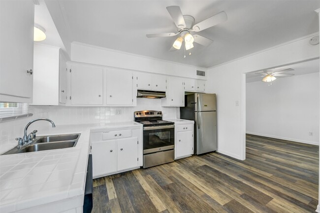 Building Photo - 123 The Strand