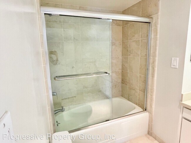 Building Photo - 1 br, 2 bath House - 2200 Sacramento Apart...