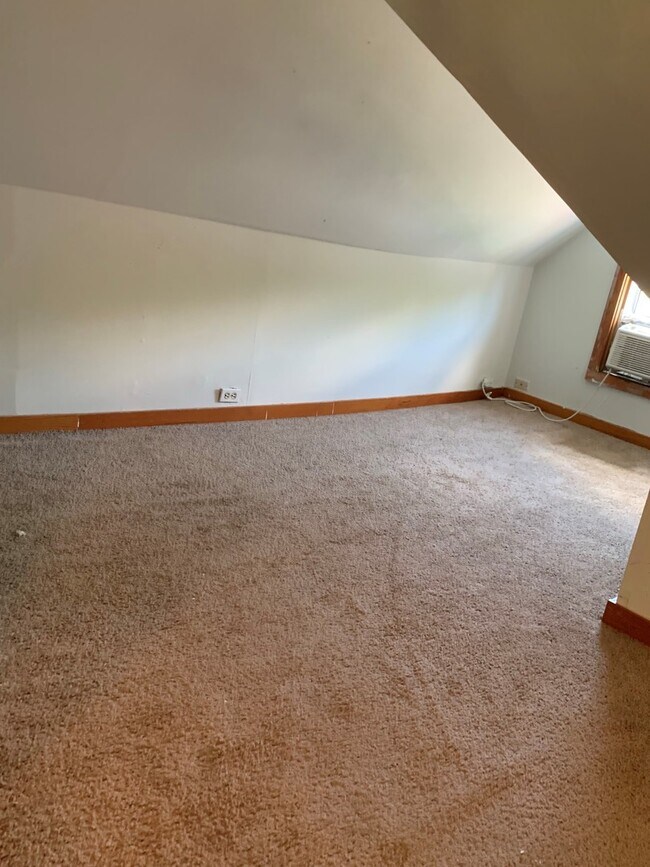 Building Photo - Off Street Parking on Park Ave-Available A...