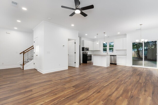 Building Photo - Pre-Leasing for the 26-27 School Year! Unbeatable Location