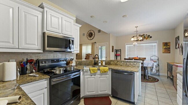 Building Photo - 3900 SW Grey Hawk Dr