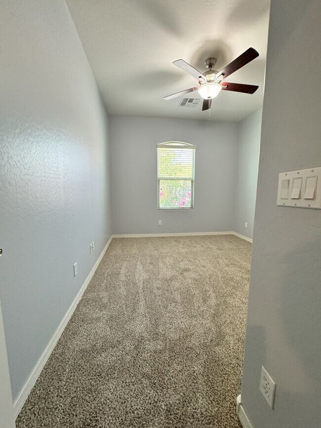 Building Photo - Spacious 5-Bedroom + Loft in Lyons Gate wi...