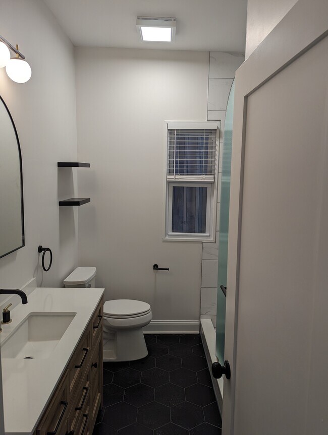 Building Photo - 615 E Thompson St