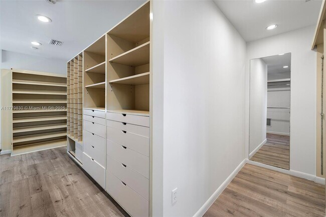 Building Photo - 3500 Flamingo Dr