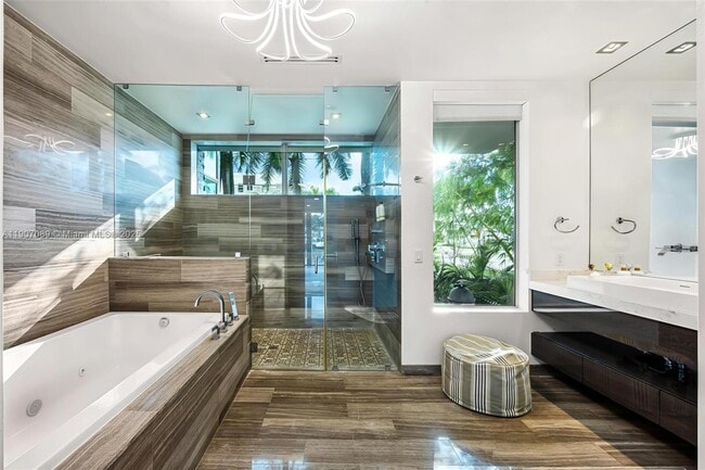 Building Photo - 300 Royal Plaza Dr