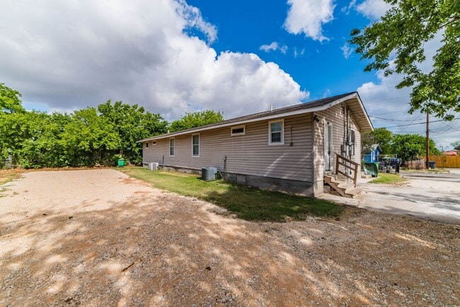 Building Photo - 3-BEDROOM GOVERNMENT HILL DUPLEX