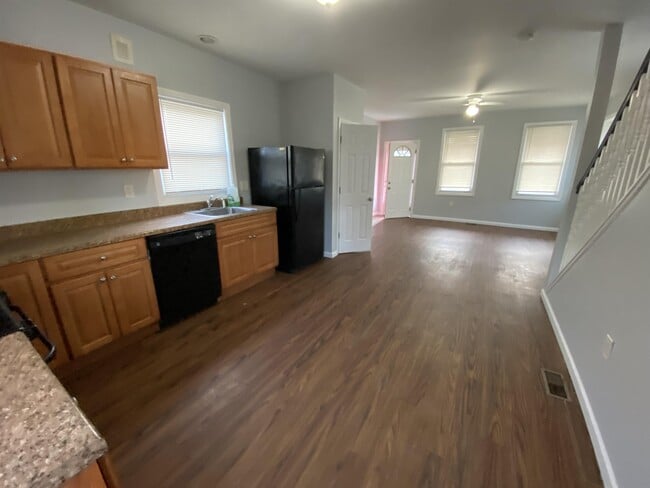 Building Photo - 112 Laurel St