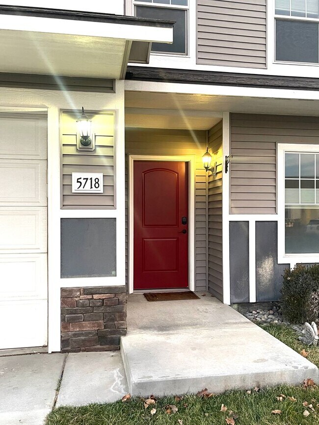 Building Photo - Charming Very Spacious 2-Story Home for Rent in Pasco, WA – Ideal Location Off Road 68!