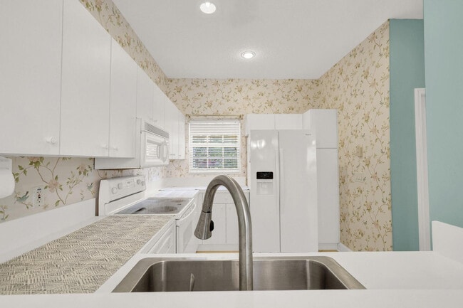 Building Photo - 10120 Boca Palm Dr