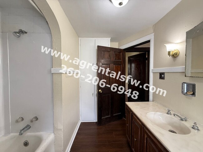 Building Photo - 3 Bedroom House