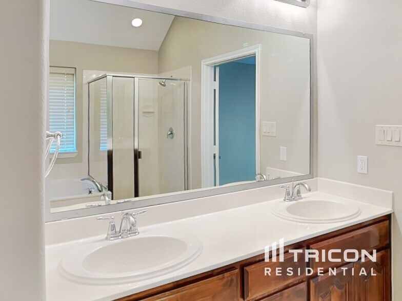Building Photo - 718 River Run Dr