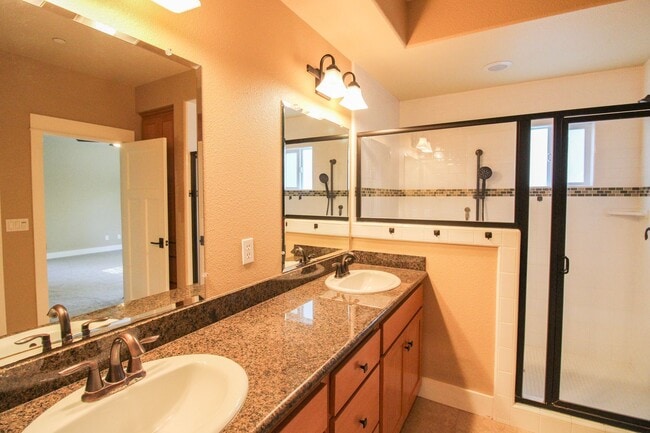 Building Photo - Walnut Grove 3 Bedroom Townhouse