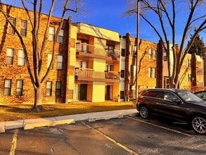 Building Photo - 2212 Country Club Dr