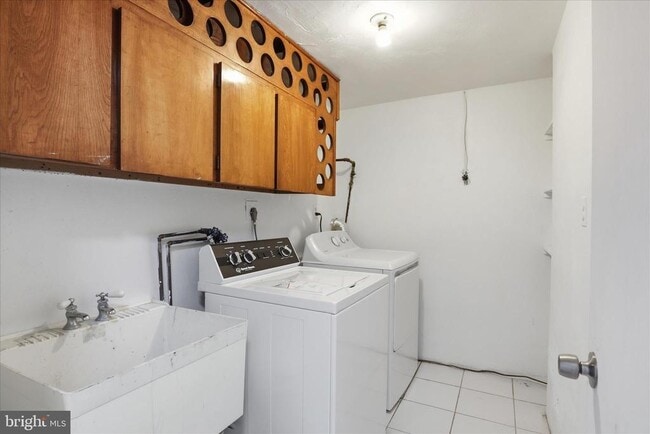 Building Photo - 3033 Sylvan Dr