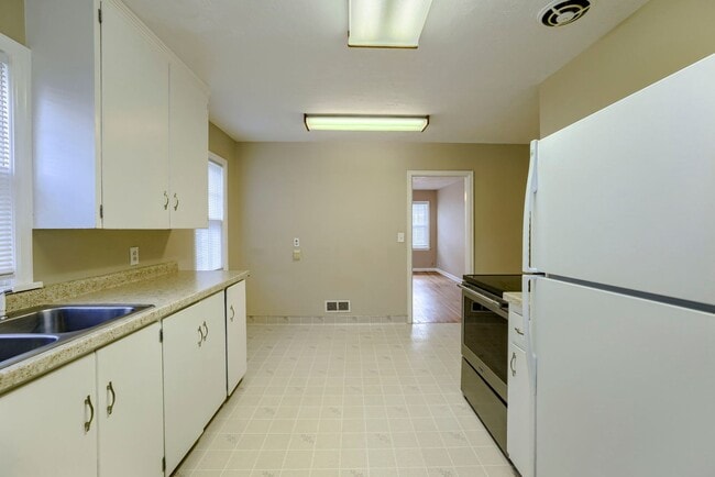 Building Photo - Charming 2 Bedroom With Spacious Living In Benson!!