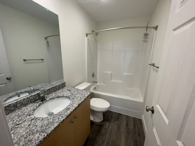 Building Photo - Available July 10th, 2025! 2BD 1 BA Duplex...