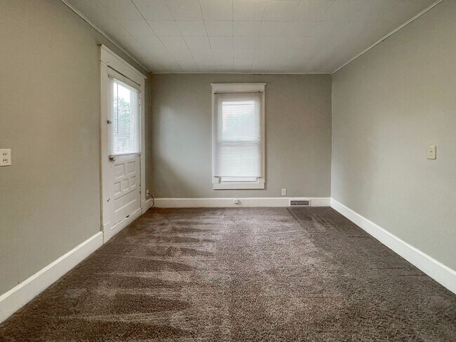 Building Photo - 824 W Beechwood Ave
