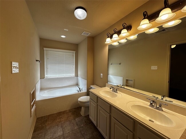 Building Photo - 2510 Avalon Lake Ln