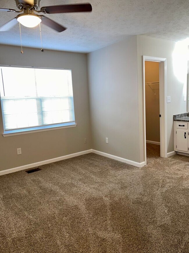 Building Photo - 5882 Sheldon Ct