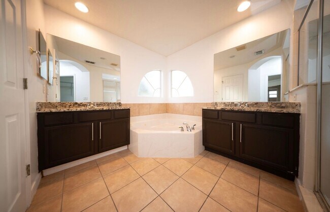 Building Photo - 5456 Los Palma Vista Dr