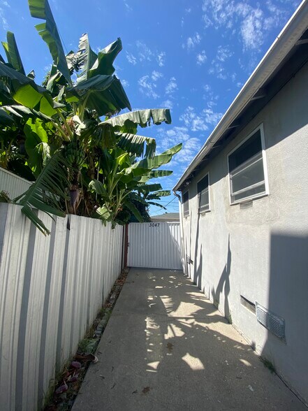 Enter gate - 3047 Edgehill Dr